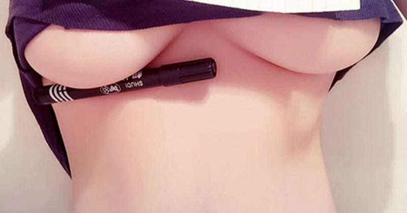 Underboob Pen Challenge : le nouveau challenge débile sur Facebook où on se met un stylo sous les seins !