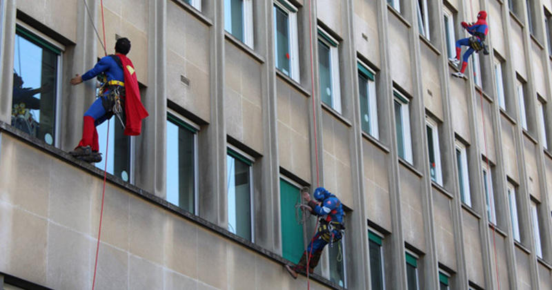 Superman, Batman, Spider-Man et les autres rendent visitent aux enfants de l