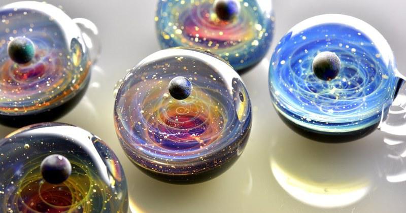 Des galaxies enfermées dans des billes par un artiste japonais