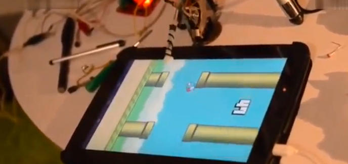 Des chinois inventent un robot capable de jouer à Flappy Bird