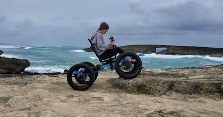 Il imagine un fauteuil roulant tout-terrain pour sa femme