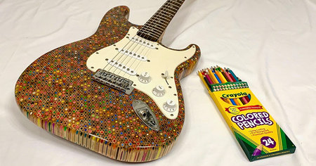 Ce YouTubeur fabrique une guitare Fender Stratocaster à l'aide de 1200 crayons de couleur