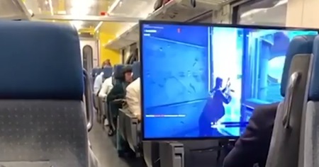 Fortnite : il installe un téléviseur géant dans un train avec une PS4