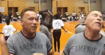 Arnold Schwarzenegger taclé dans le dos en Afrique du Sud