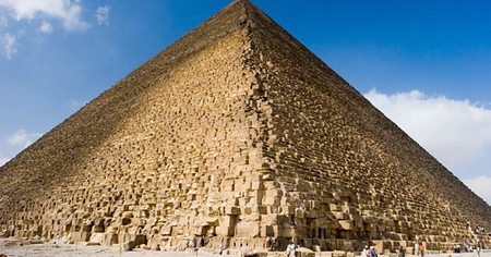 Ce couple nu au sommet d'une pyramide provoque la polémique en Egypte !