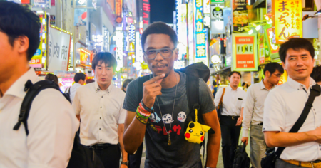 En visite dans le quartier chaud de Tokyo qui a inspiré Yakuza, ce Français devient la star d'une émission nippone !