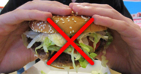 McDonald’s : elle porte plainte après avoir trouvé cet animal mort dans son burger