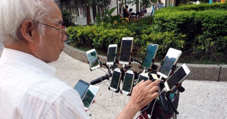 Pokémon GO : un grand-père de 70 ans joue avec 11 smartphones sur son vélo