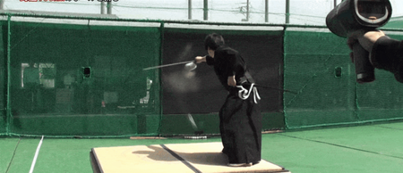 Un samouraï coupe une balle de baseball lancée à plus de 161 km/h avec son sabre