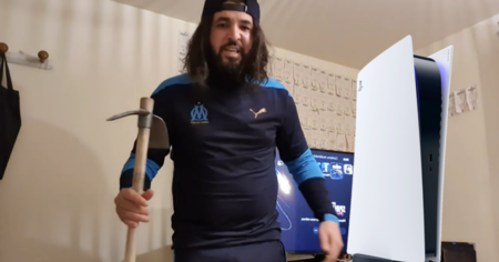 Le YouTubeur Mohamed Henni, en colère après une défaite de l'OM, détruit sa PS5 à coups de pioche