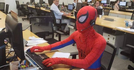 WTF : un banquier démissionne et décide de venir au bureau habillé en Spider-Man