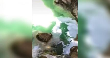 Il déverse du liquide-vaisselle dans une rivière pour en faire un jacuzzi