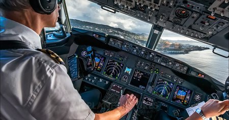 Un simulateur de vol complet dans une chambre d’hôtel près de l'aéroport de Tokyo