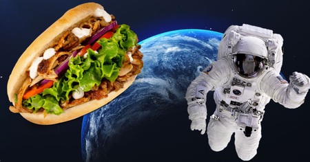 WTF : un kebab a été envoyé dans l'espace pour rendre cet hommage improbable