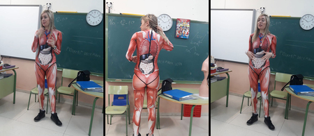 Une prof donne un cours d'anatomie avec un costume très surprenant