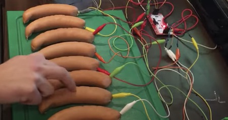 Ce YouTubeur allemand a fabriqué un piano avec des saucisses (vidéo)