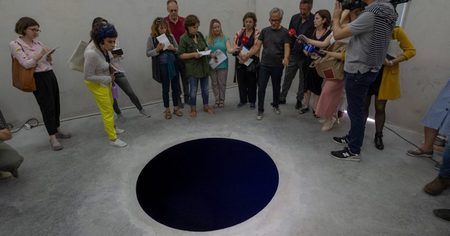 Un italien de 60 ans chute dans un trou noir... d'Anish Kapoor !