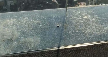 Un sol en verre se fissure sous des visiteurs au 103ème étage