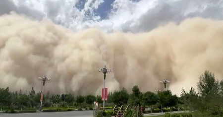 Chine : cette tempête de sable géante engloutit une ville entière (vidéo)