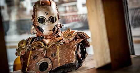 Il recycle des vieux matériaux pour créer des personnages pop culture version steampunk