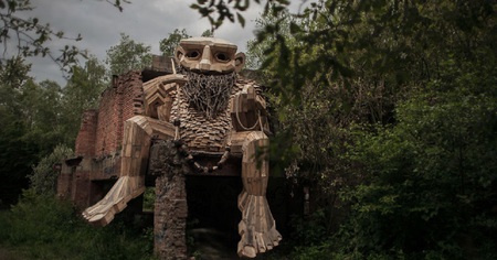 Son hobby ? Cacher d'énormes géants dans une forêt belge !