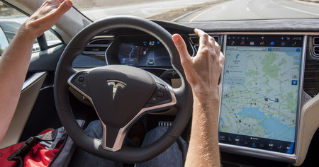 Tesla : il teste l'autopilot sur sa petite amie pour voir si sa voiture va l'éviter