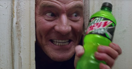 Bryan Cranston parodie la scène culte de Shining pour une pub du Super Bowl