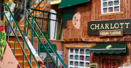 Un magnifique village miniature créé à partir d'emballages en carton de chocolat