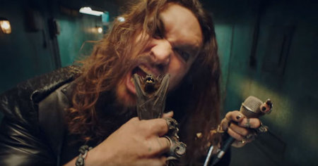 WTF : quand Jason Momoa se prend pour Ozzy Osbourne (vidéo)