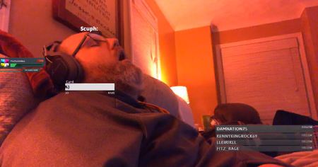 Après une sieste de 3h en live, un streamer se réveille pour se rendre compte que 200 personnes le regarde