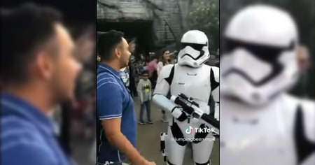 Star Wars : quand un visiteur de Disneyland se fait ridiculiser par un Stormtrooper (vidéo)