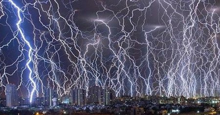 Les images impressionnantes de l'orage spectaculaire qui a frappé Tokyo