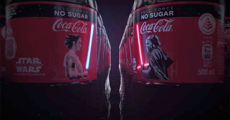 Star Wars : Coca lance des bouteilles OLED avec des sabres laser lumineux