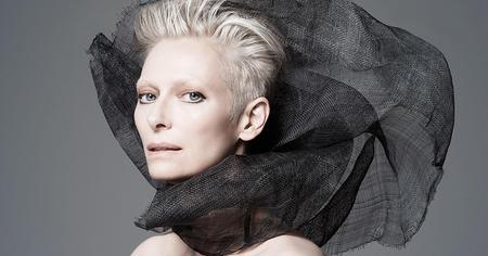 Tilda Swinton s'inspire des paquets Doritos pour s'habiller