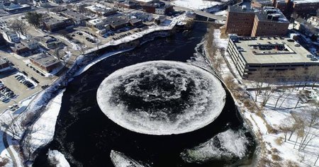 Ce disque de glace géant va vous hypnotiser dans cette vidéo