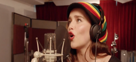 Game of Thrones : Emilia Clarke chante du reggae toujours avec Coldplay à l'écriture