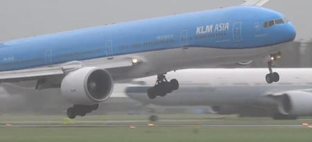 Voici comment on pose un Boeing 777 avec des vents à 125 km/h !