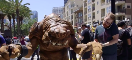 Lorsqu'un Rancor se balade dans les rues de San Diego, il est loin de passer inaperçu 