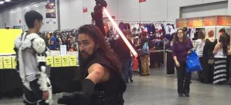 Ce cosplayer maitrise La Force à la perfection quand il lance son sabre laser 