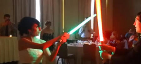 Pour leur première danse de mariage ce couple fait un combat au sabre laser 