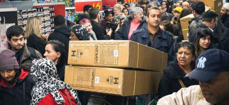 Black Friday 2015 : violences, dérapages, une femme vole à un enfant, casse !