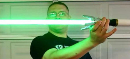 Quand le sabre laser Star Wars rencontre le tournevis sonique de Doctor Who