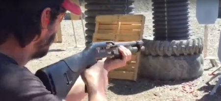 Keanu Reeves manie les armes à feu à la perfection (vidéo)