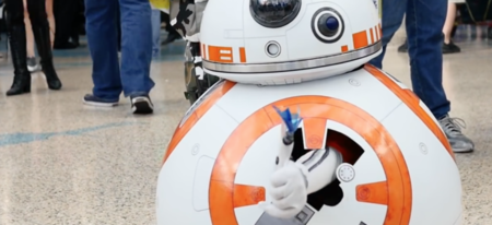 Ce cosplay BB-8 est tellement craquant ! 