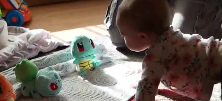 Ce bébé va prendre une de ses premières décisions importantes : quel premier Pokémon choisir ?