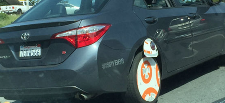 On a aperçu le fan ultime de BB-8 dans sa voiture !