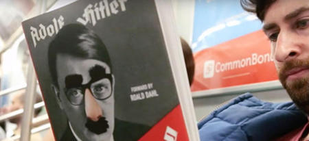 Il troll les usagers du métro avec des fausses couvertures de livre