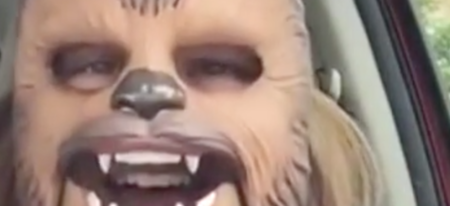 La folie de la femme au masque de Chewbacca se poursuit avec une rencontre improbable 