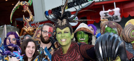 Cosplay : Jamie Lee Curtis s'invite à la 1ère de Warcraft et une cosplayeuse devient l'Impératrice de Warhammer 40K