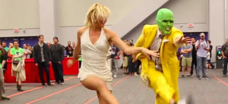 Deux cosplayers recréent la scène de la danse de The Mask de façon incroyable 